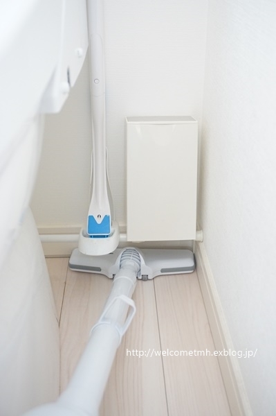 浮ついたサニタリーボックスとトイレブラシ Welcome To My Home