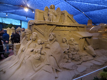 ほほえましい砂の芸術、リミニの浜のプレゼーペ_f0234936_817473.jpg