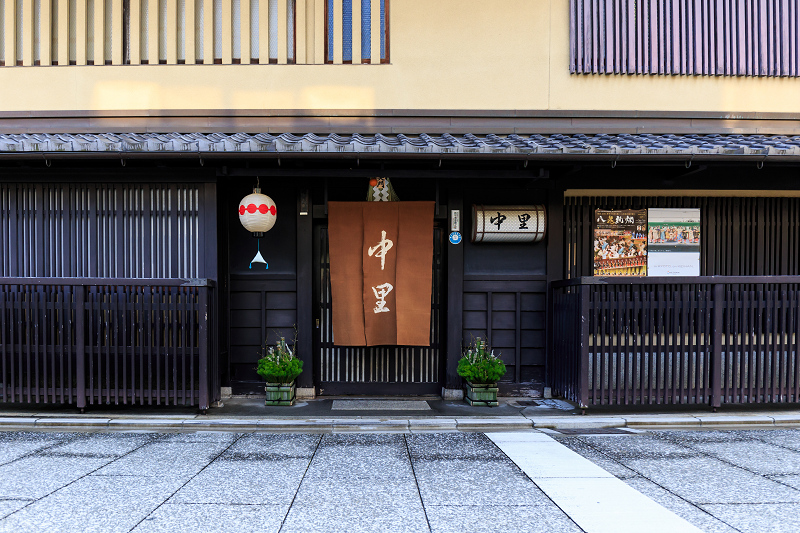 新年の挨拶回り(上七軒・中里のみなさん)_f0155048_2303324.jpg
