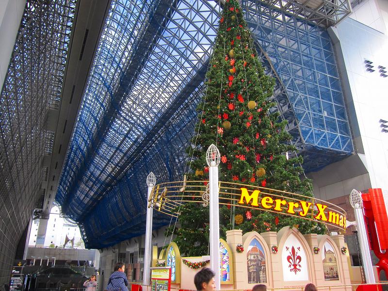 京都駅の階段ホールを飾る「クリスマスツリー」20151212_e0237645_10532859.jpg