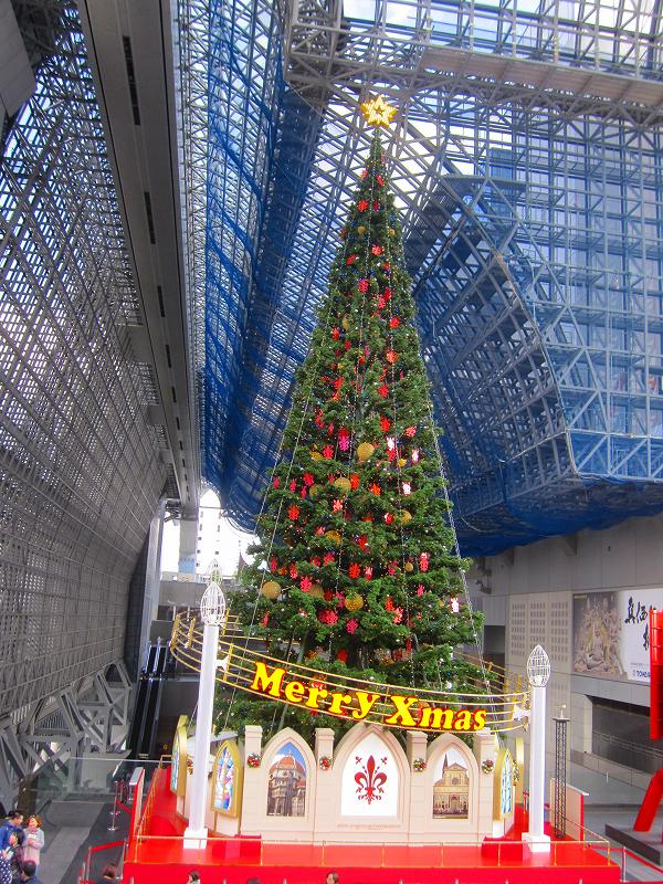 京都駅の階段ホールを飾る「クリスマスツリー」20151212_e0237645_10533788.jpg