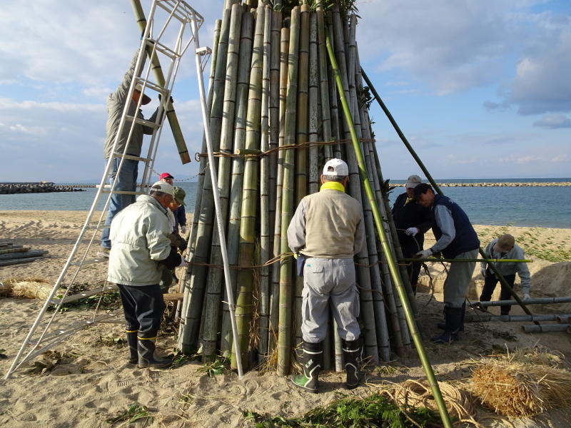 「とんど」組立準備＆組立完成・・・せんなん里海公園_c0108460_22553577.jpg