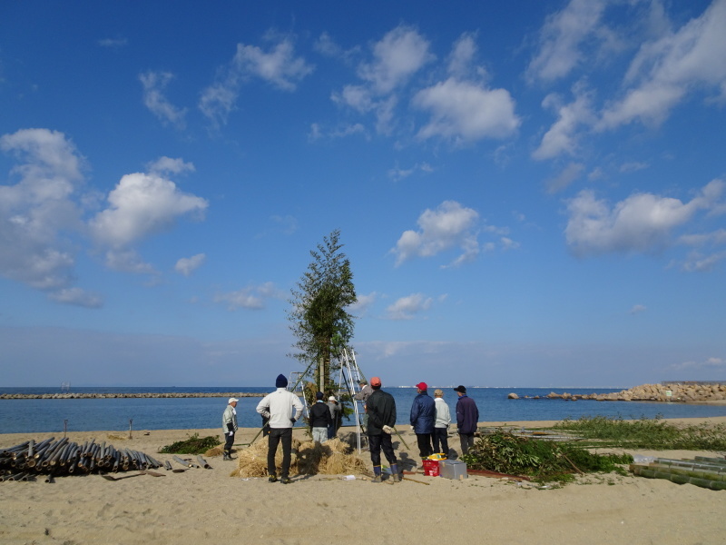 「とんど」組立準備＆組立完成・・・せんなん里海公園_c0108460_22554385.jpg