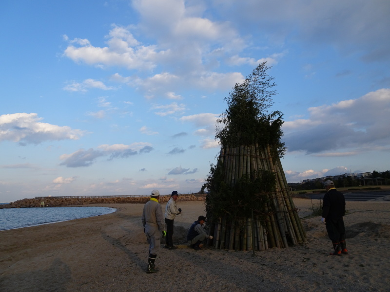 「とんど」組立準備＆組立完成・・・せんなん里海公園_c0108460_22574115.jpg