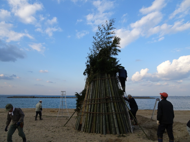 「とんど」組立準備＆組立完成・・・せんなん里海公園_c0108460_22574811.jpg