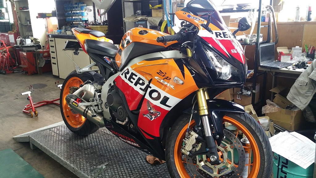 CBR1000RR(\'13) フルパワーとフォークOH①_e0114857_2494854.jpg