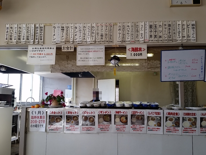 なかおち丼 , ラーメン・半チャーハン　　　　　市場食堂（青森市場冷蔵食堂部）　_b0144987_18195688.jpg