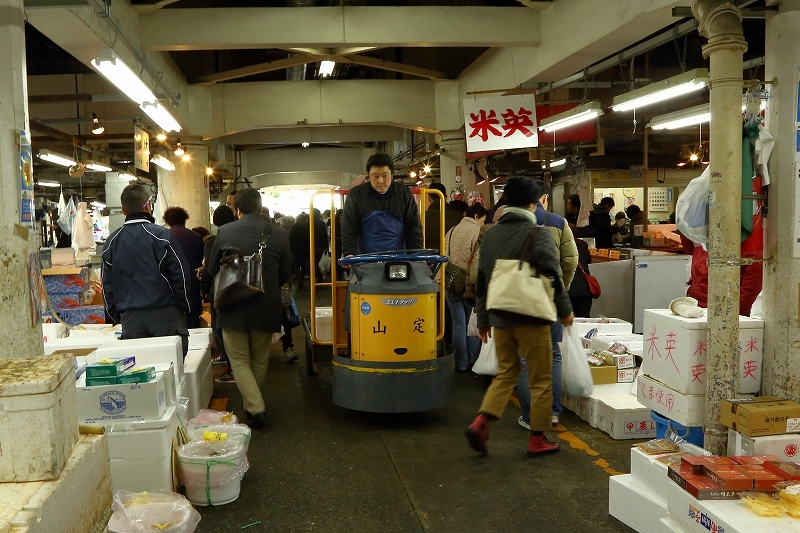 「仲卸」と書いてあり、「小売」とは違いますが、私が行っても売ってくれる大きな魚市場_b0291402_07392211.jpg