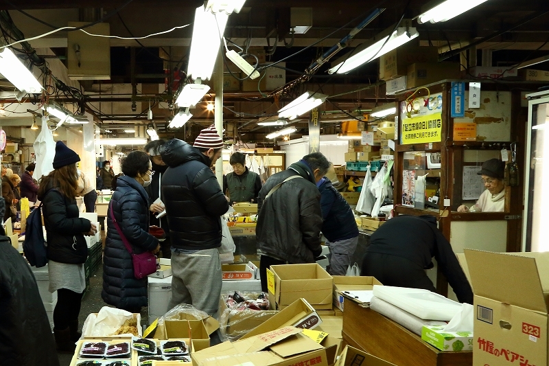 「仲卸」と書いてあり、「小売」とは違いますが、私が行っても売ってくれる大きな魚市場_b0291402_07404436.jpg