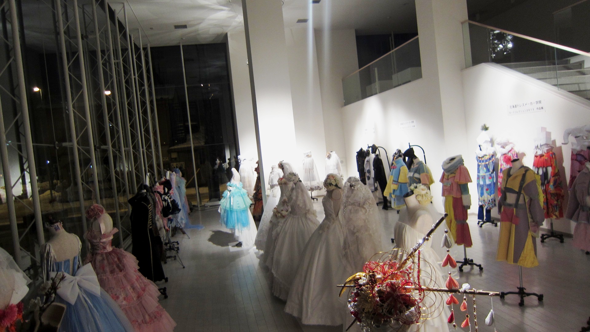 2476)　「北海道ドレスメーカー学院　モードコレクション２０１５ 作品展」 ポルト （現在開催中）_f0126829_14591192.jpg