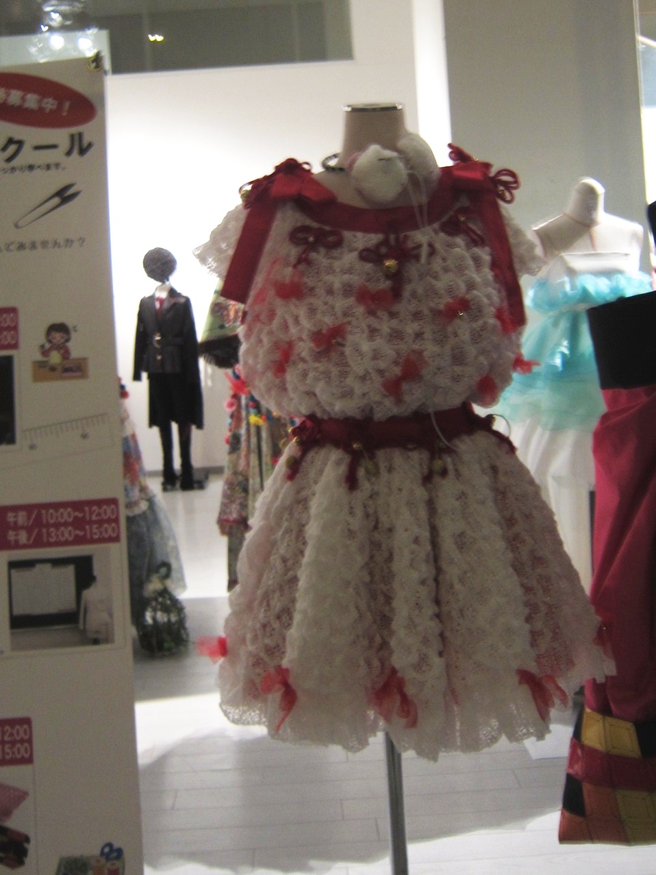 2476)　「北海道ドレスメーカー学院　モードコレクション２０１５ 作品展」 ポルト （現在開催中）_f0126829_1534592.jpg