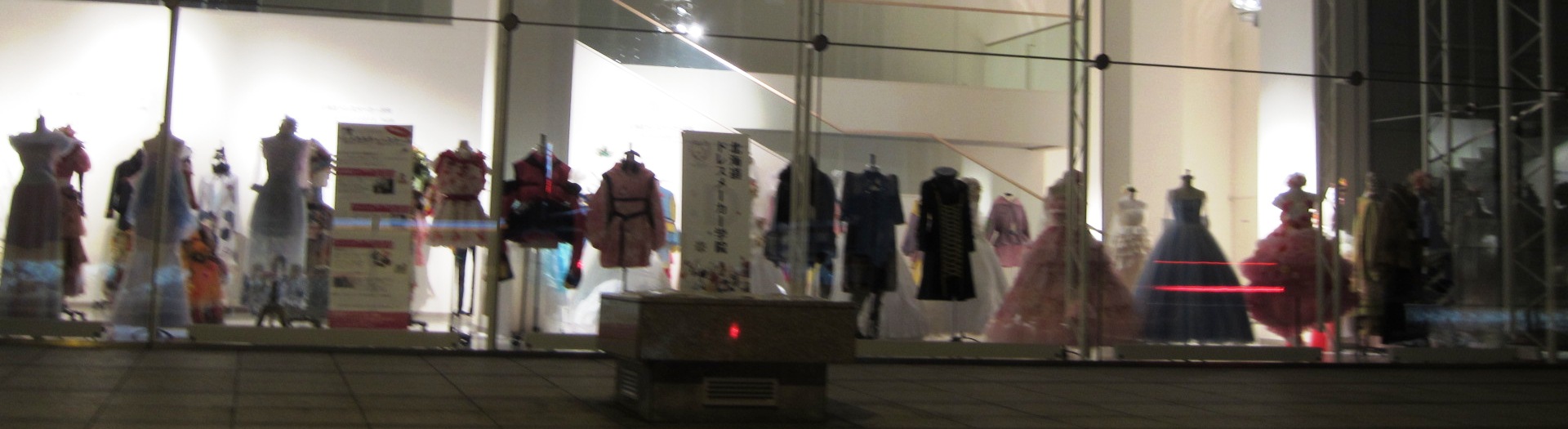 2476)　「北海道ドレスメーカー学院　モードコレクション２０１５ 作品展」 ポルト （現在開催中）_f0126829_9225975.jpg