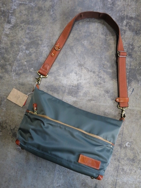 久々の日本の職人BAG:LEDER MAKES ・・・ 当店別注カラー仕様・2型です(^^♪_d0152280_20594064.jpg
