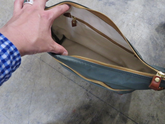 久々の日本の職人BAG:LEDER MAKES ・・・ 当店別注カラー仕様・2型です(^^♪_d0152280_20595361.jpg
