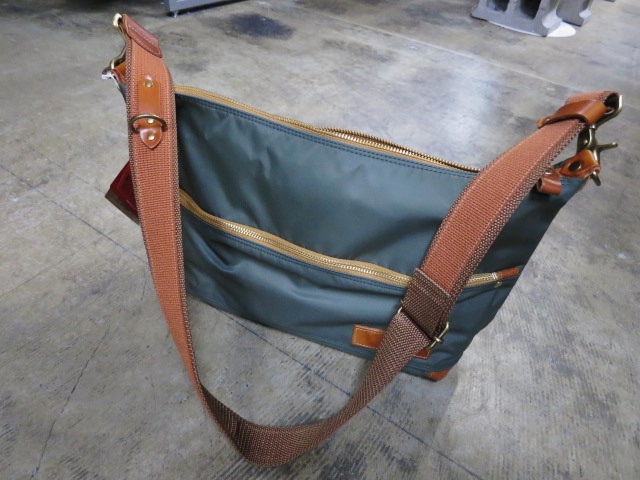 久々の日本の職人BAG:LEDER MAKES ・・・ 当店別注カラー仕様・2型です(^^♪_d0152280_210063.jpg