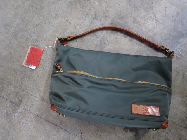 久々の日本の職人BAG:LEDER MAKES ・・・ 当店別注カラー仕様・2型です(^^♪_d0152280_2102952.jpg
