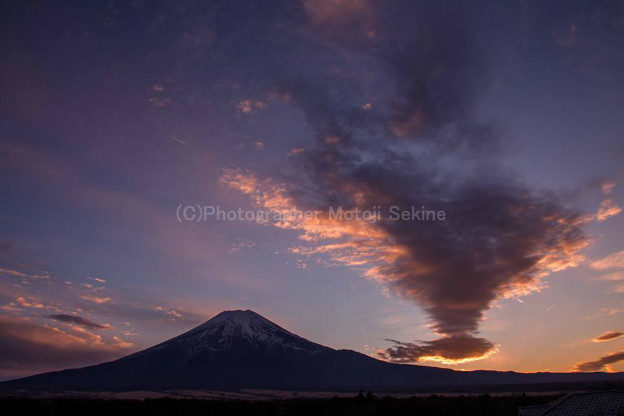 夕焼けに渦巻き雲 山麓風景と編み物