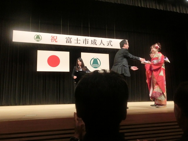 新成人諸君!もう少し、メリハリをつけようや! 今年も「祝福」と「むなしさ」が同居した成人式_f0141310_7242849.jpg