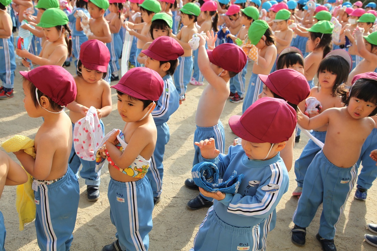 幼稚園　裸 乾布摩擦集会 : 鳳幼稚園