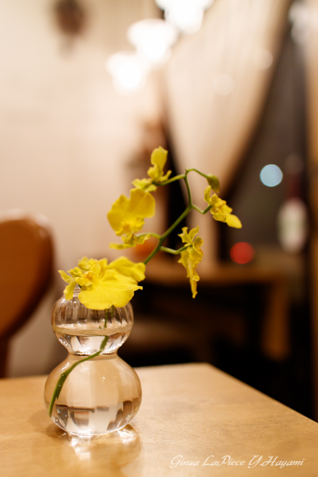 花のある風景 カフェの花 オンビジューム_b0133053_0261195.jpg