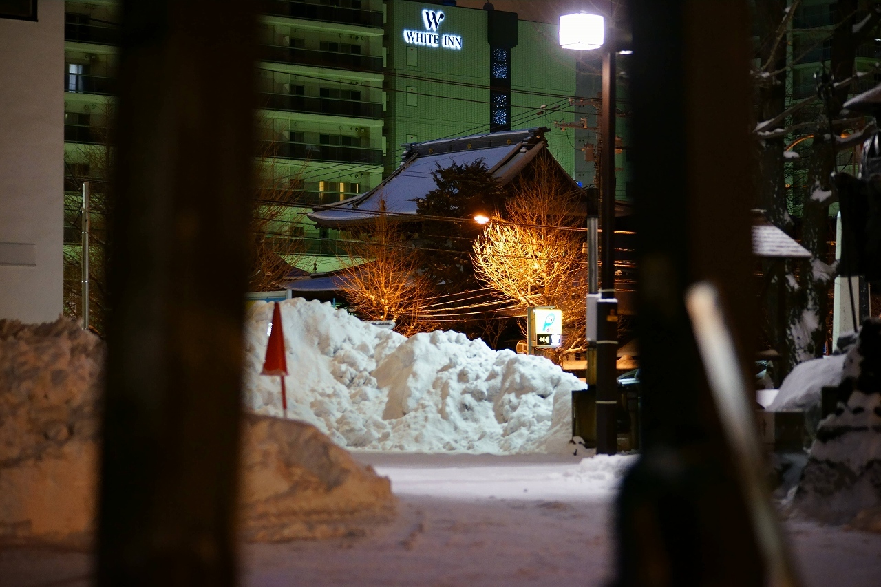 すすきのの夜のお寺_b0225108_21003520.jpg