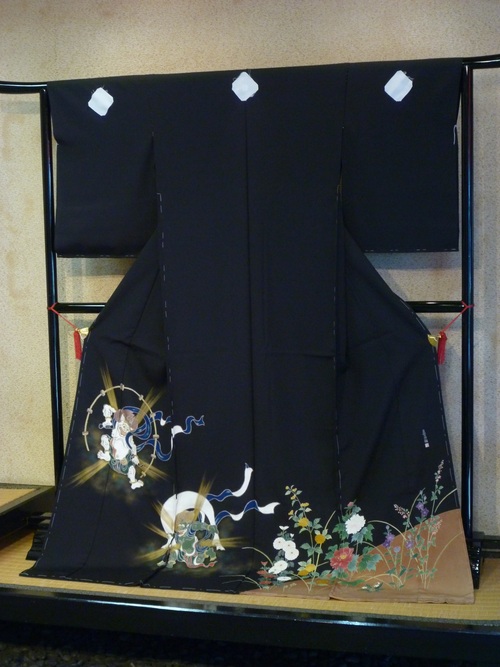 黒留袖 ”風神雷神” <真美弥別染め>_d0159384_2319899.jpg