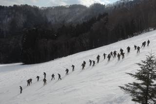 自衛隊隊員さんのスキー訓練......山スキー用の用具で...._b0194185_22554618.jpg