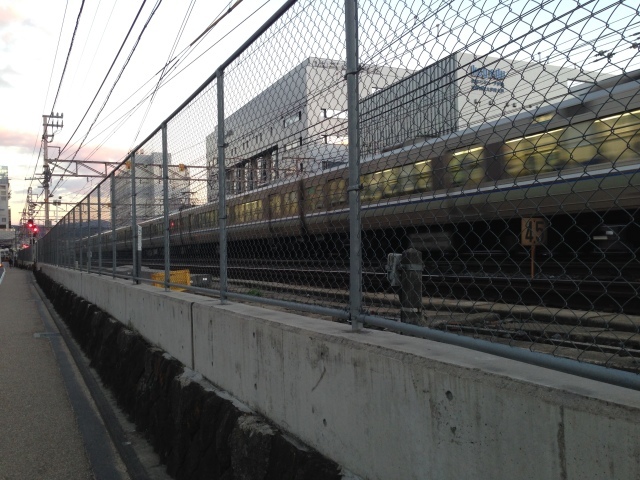 軌道内に立ち入ってはいけませんよ、今は。_a0334793_23571204.jpg