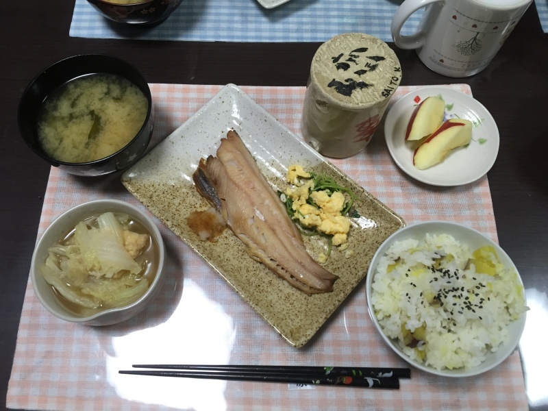 1/15　夕食「ホッケ焼魚・さつまいもご飯・白菜の炒め煮・味噌汁・リンゴ」_c0357519_19524696.jpg