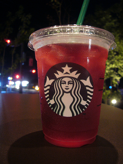 スタバコーヒー 赤 眺めも良く、少しリッチな気分に浸れるスタバ - スターバックス