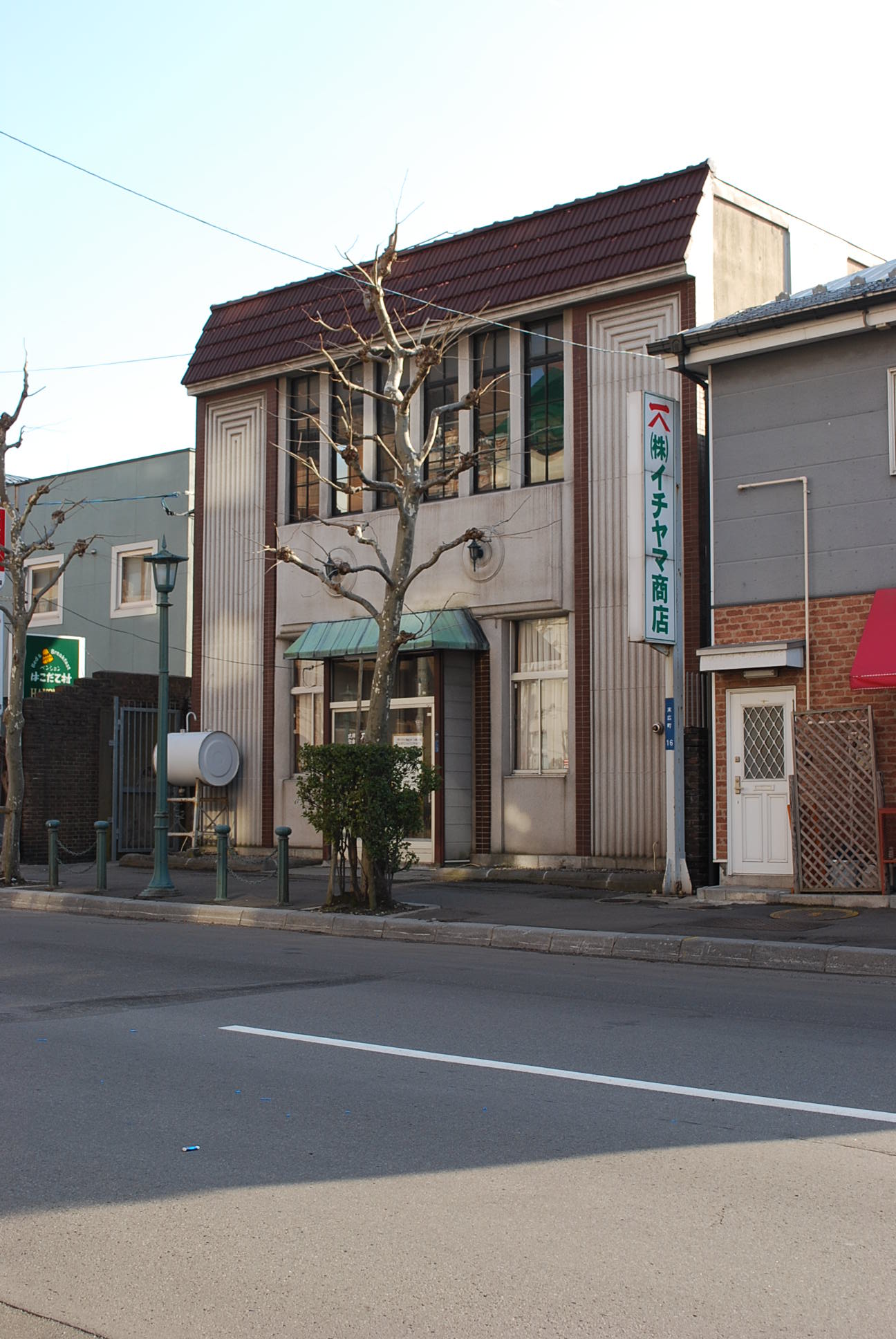 函館末広町のイチヤマ商店(建築家・関根要太郎函館作品再訪、その5)_f0142606_44627.jpg