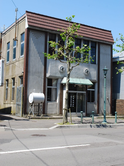 函館末広町のイチヤマ商店(建築家・関根要太郎函館作品再訪、その5)_f0142606_4552843.jpg
