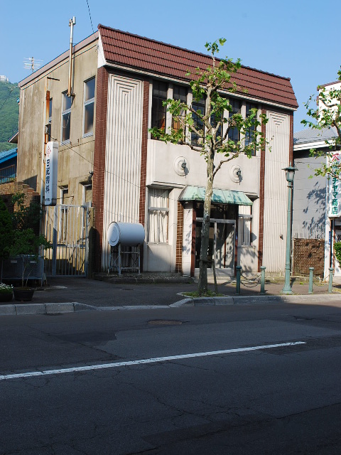 函館末広町のイチヤマ商店(建築家・関根要太郎函館作品再訪、その5)_f0142606_6381457.jpg