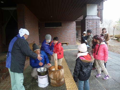 16日の積雪状況と1月9日・10日の臼で餅つき大会・団子差し体験の様子紹介です。_b0189727_10344015.jpg