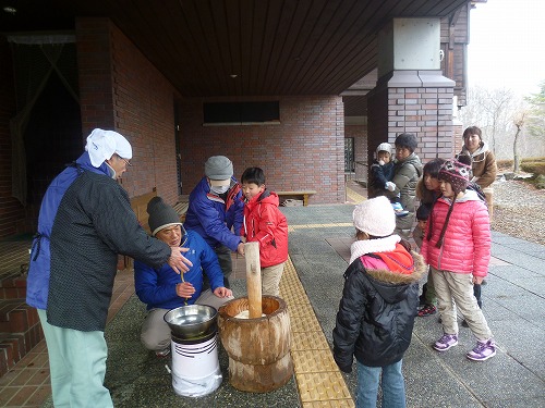 １６日の積雪状況と１月９日・１０日の臼で餅つき大会・団子差し体験の様子紹介です。_b0189727_10344015.jpg