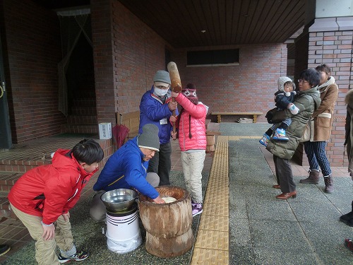 １６日の積雪状況と１月９日・１０日の臼で餅つき大会・団子差し体験の様子紹介です。_b0189727_1035057.jpg