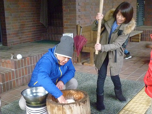 １６日の積雪状況と１月９日・１０日の臼で餅つき大会・団子差し体験の様子紹介です。_b0189727_10353562.jpg