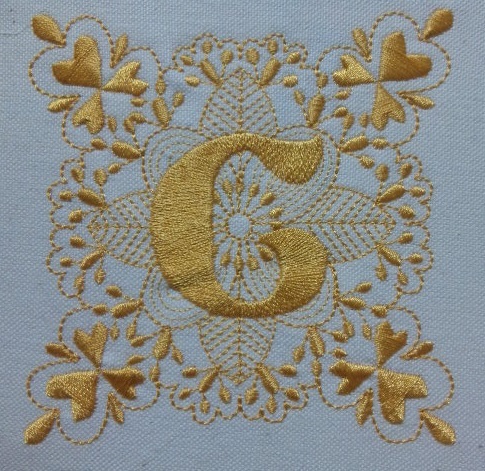イニシャル刺繍のハンカチ制作中 ミシン刺繍オリジナルデータ制作 笑顔で手作り イニシャル刺繍のハンカチ制作中 ミシン刺繍オリジナルデータ制作 笑顔で手作り