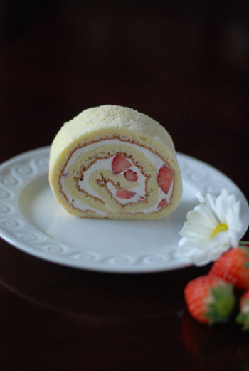 イチゴのロールケーキ_d0329740_0424873.jpg