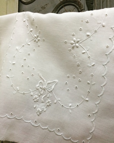 雪景色のような白糸刺繍をアイロンがけで美しく_a0157409_09181270.jpg