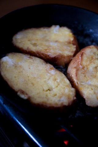 スキレット クイニーアマン風フレンチトースト の巻 / チキングリル焼き 唐揚げ_d0034447_18431345.jpg
