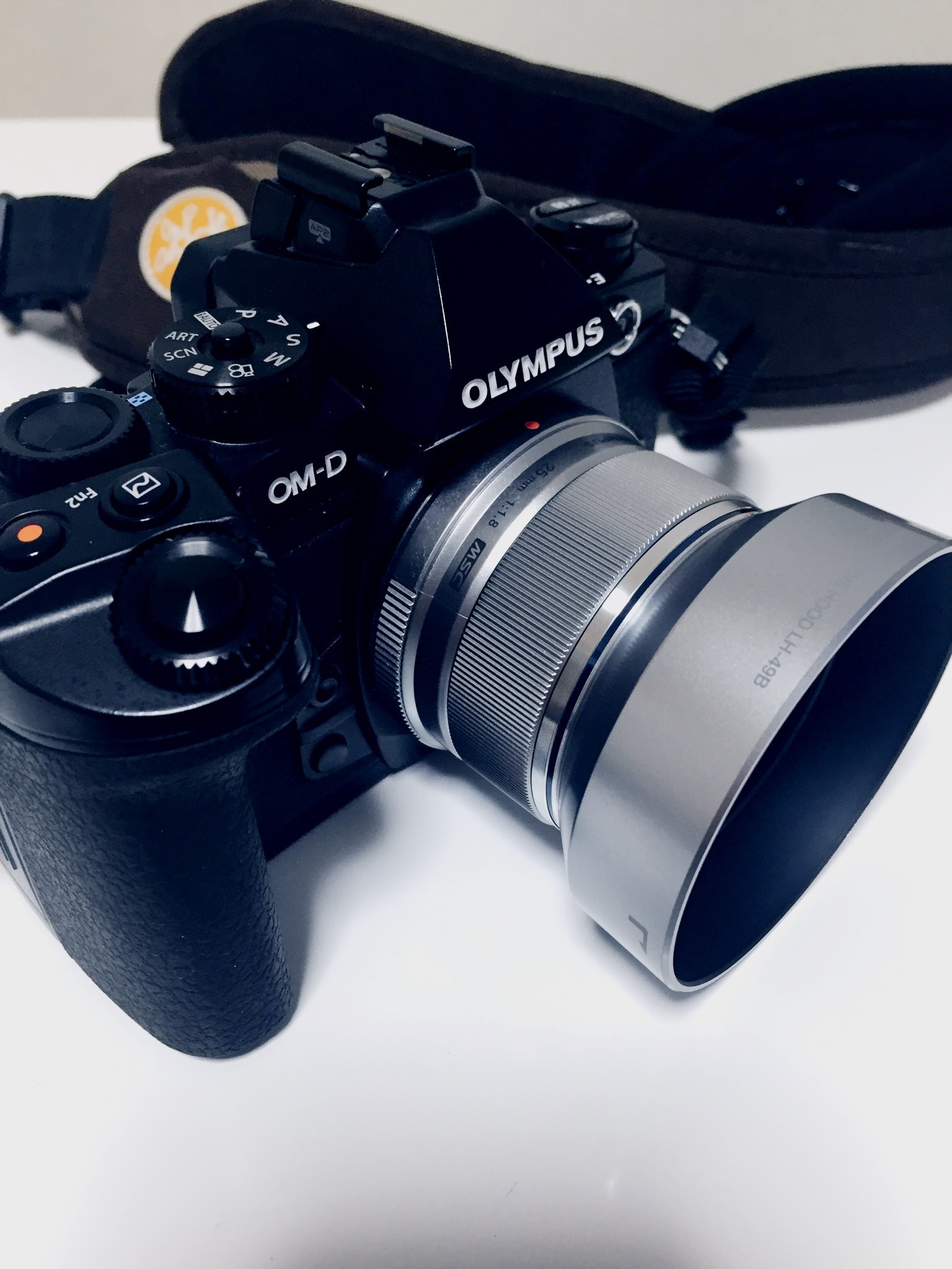 カメラオリンパス 単焦点レンズ 25mm F1.8 ブラック レンズフード付