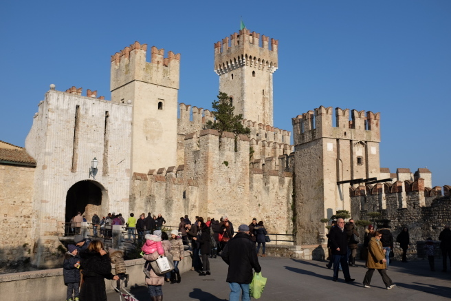 イタリア最大の湖の半島 \"Sirmione シルミオーネ\"_b0246303_17233129.jpg