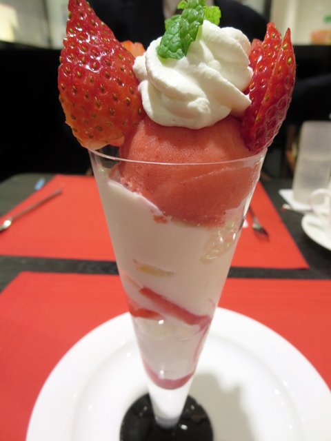 【タカノフルーツパーラー】国産苺のフルーツコース【横浜高島屋店】_b0009849_1253389.jpg