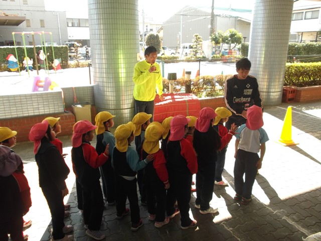 水曜日のP.E.クラス(体育)_a0115391_1431380.jpg