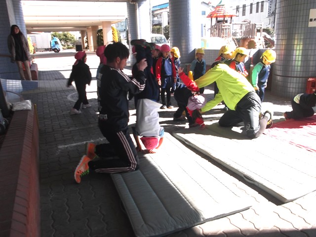 水曜日のP.E.クラス(体育)_a0115391_1440176.jpg