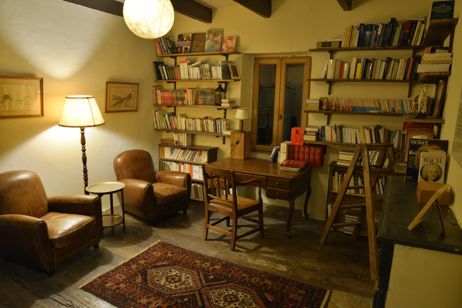 フランスの田舎家の小さな図書室 フランスの美しい村の片隅で