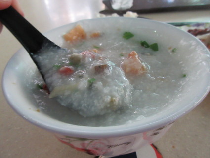 Gen Shu Mei Shi She Jia　ピータンと鶏肉のお粥、蒸し餃子、モヤシのカタチのビーフン_c0212604_7122927.jpg