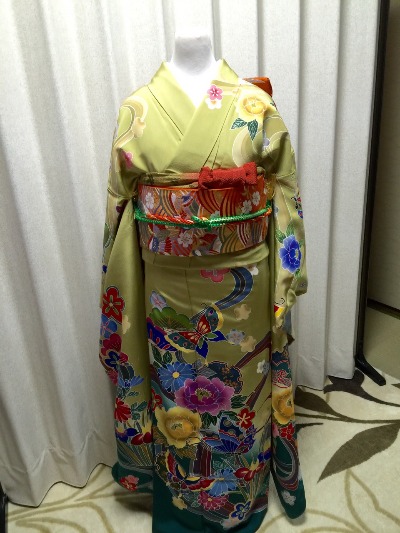 紅型の振袖です・・・・_f0140343_1853265.jpg