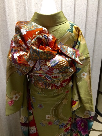 紅型の振袖です・・・・_f0140343_1854363.jpg